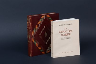 deux livres posés l'un à côté de l'autre sur une surface sombre