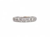 gros plan d'une bague en diamant sur fond blanc