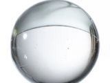 une image représentant une boule en verre remplie d'eau