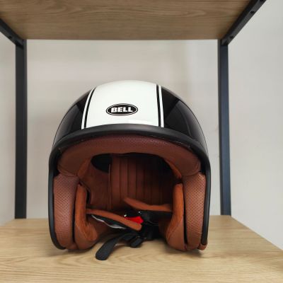 un casque posé sur une étagère dans une pièce