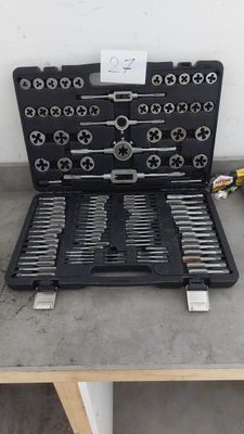 une image représentant un ensemble d'outils posé sur une table
