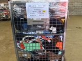 un chariot métallique contenant tout un tas d'objets
