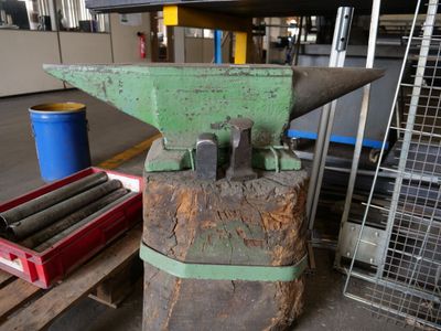 1 Enclume Sur Son Billot, Longueur 90 Tablier DE 17