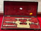 une mallette contenant un ensemble d'outils, posée sur un tapis rouge