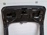 la portière avant d'une voiture, ouverte dans un garage