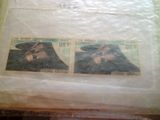 une photo représentant une paire de timbres sur une feuille de papier