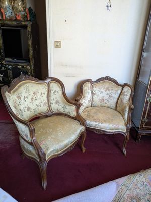 deux chaises assises l'une à côté de l'autre dans une pièce