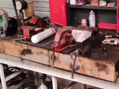 un établi avec des outils dans un garage