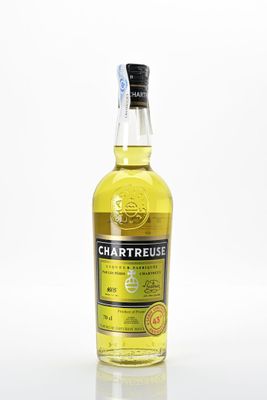 une bouteille de whisky Chartreuse posée sur une surface blanche