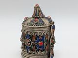 une boîte ancienne en argent et émail, ornée d'un motif décoratif