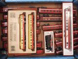 beaucoup de petits trains qui sont dans une boîte