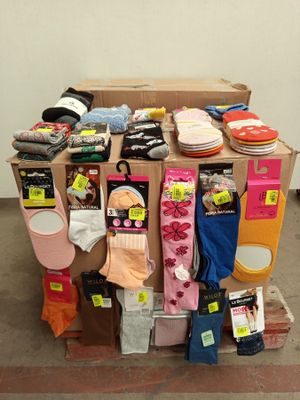 un tas de chaussettes et de sous-vêtements exposé dans une pièce