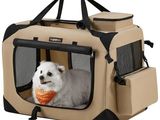 une photo d'un petit chien blanc dans une cage de transport beige et noire