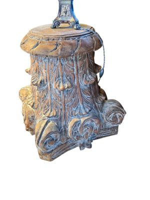 un vase bleu surmonté d'un oiseau