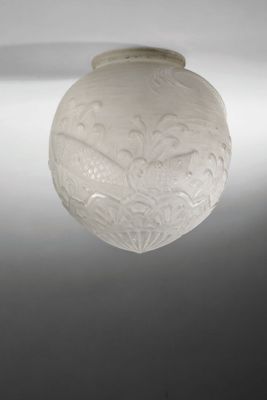 une lampe suspendue au plafond de la pièce