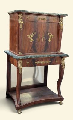 une armoire en bois avec un plateau en marbre, posée sur un socle