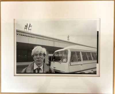 photographie en noir et blanc d'un homme debout devant un bus