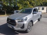 La Toyota Hilux argentée est garée sur le parking.