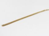 un bracelet en or avec une chaîne sur fond blanc