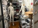 deux mannequins debout dans une pièce remplie de cartons