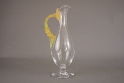 DAUM FRANCE. Aiguière Mimosas en cristal sur piédouche, anse…