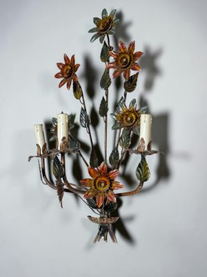un lustre en métal orné de fleurs et de bougies