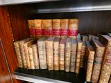 beaucoup de vieux livres sur une étagère dans la pièce