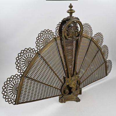 un ventilateur métallique posé sur une table