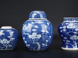 trois vases bleus et blancs placés les uns à côté des autres
