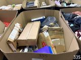 de nombreux cartons contenant des objets qui sont entreposés dans une pièce