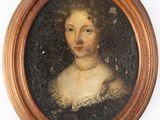portrait d'une femme en robe blanche, dans un cadre en bois