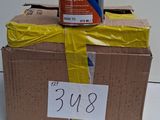 une boîte sur laquelle est posée une bombe de peinture