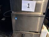 une photo d'un réfrigérateur en acier inoxydable sur lequel figure le chiffre 1