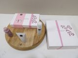 un plateau en bois contenant une boîte de produits de beauté et une boîte de baumes à lèvres