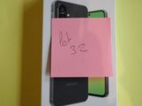 emballage d'un téléphone sur lequel est collé un post-it à l'arrière