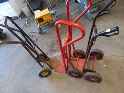 un diable rouge à deux roues dans un garage