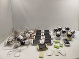 de nombreux téléphones portables et autres gadgets électroniques posés sur la table