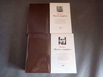 deux livres posés sur une table