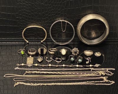 plusieurs types de bijoux différents sur une surface noire