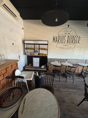 des tables et des chaises dans un restaurant, avec un mur en briques en arrière-plan