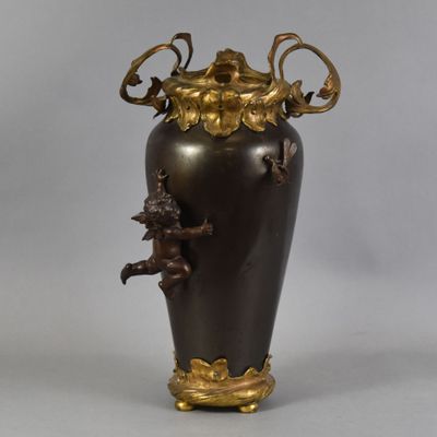 GRAND VASE en métal patiné et doré, col à deux anses et base ornés d'u - Photo 1