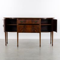 Un buffet anglais de style George III, placage d’acajou, sty… (photo 4)