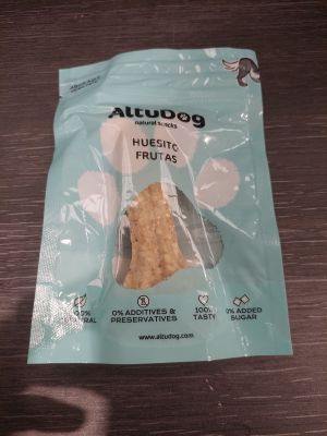 un sachet de friandises pour chien posé sur une table