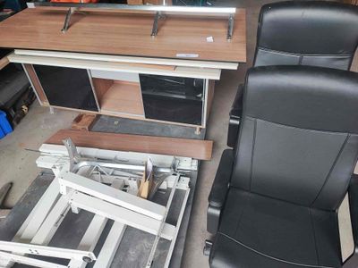une photo d'un bureau et d'une chaise dans un garage