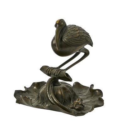 une image représentant une statue d'un oiseau perché sur une feuille