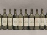 huit bouteilles de vin sont alignées en rang