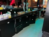 une photo d'une cuisine avec beaucoup d'espace de plan de travail