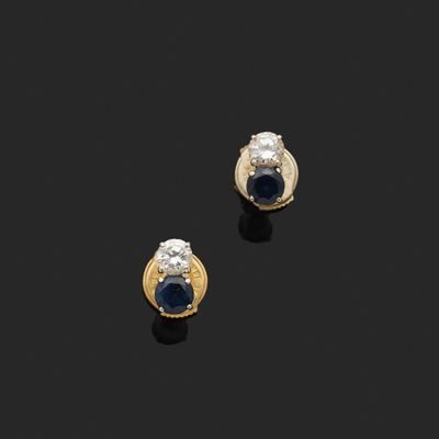 une paire de boucles d'oreilles en saphir et diamant