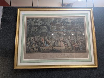 une vieille photo montrant un groupe de personnes rassemblées autour d'une table