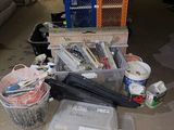un tas d'objets divers posés par terre dans un garage